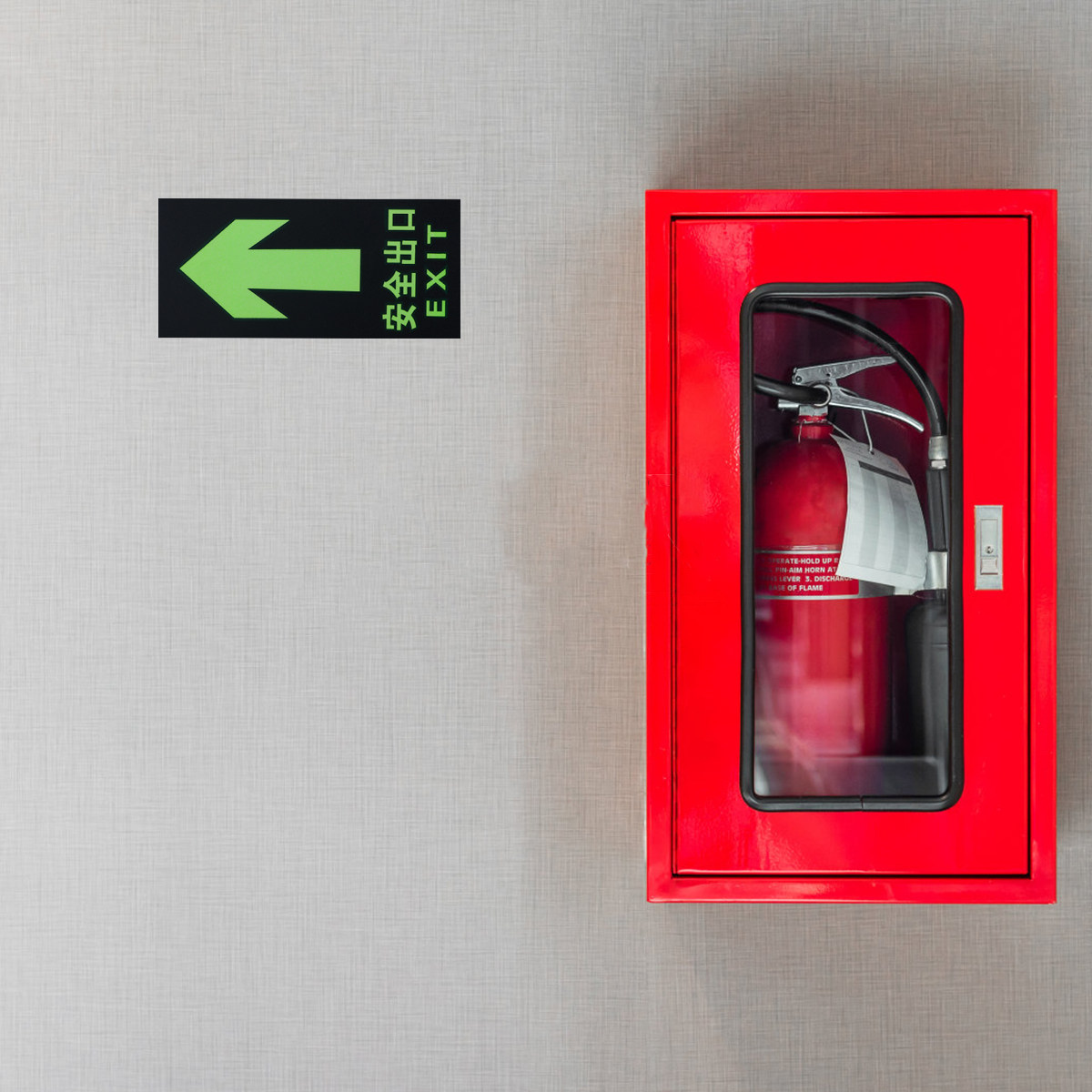Emergency Exit Sign - 8 قطع لاصقات حائط مضيئة لعلامات